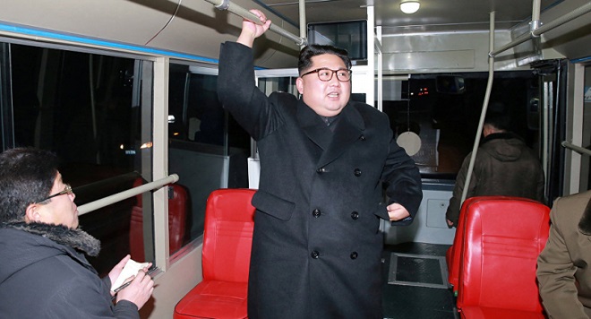 Ông Kim Jong-un cùng vợ đi xe buýt điện - 1