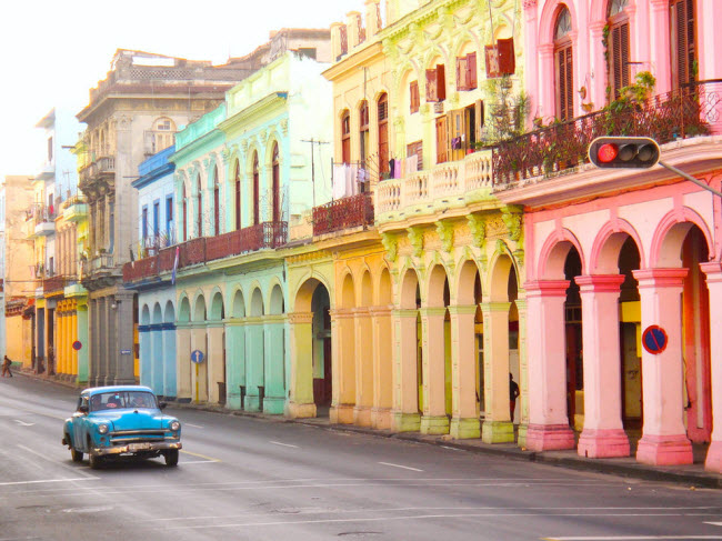 Havana, Cuba: Màu sắc của những ngôi nhà&nbsp;và ô tô cổ trên đường phố hòa quyện vào nhau tạo thành khung cảnh vô cùng ấn tượng.