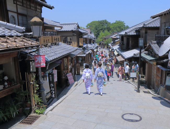 Kyoto, Nhật Bản: Cố đô của Nhật Bản nổi tiếng với những khu vườn xanh mướt, các ngôi đền linh thiêng và giàu lịch sử. Higashiyama &#40;ảnh&#41; là quận có kiến trúc và văn hóa đặc trưng nhất của Nhật Bản.