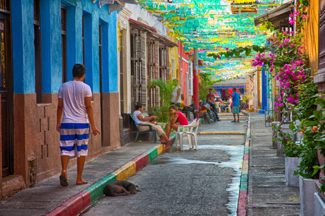 Cartagena, Colombia: Giống như Paris, Cartagena là thành phố của tình yêu và sự lãng mạn, với đường phố lát đá cuội, quảng trường và nhà thờ cổ.