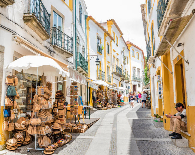 Évora, Bồ Đào Nha: Nằm ở trung tâm vùng Alentejo, Évora là thị trấn cổ tuyệt đẹp ở Bồ Đảo Nha. Tới đây, du khách có thể đi bộ dọc đường phố lát đá cuội, thăm các bảo tàng và chiêm ngưỡng nhiều tượng đài đẹp.