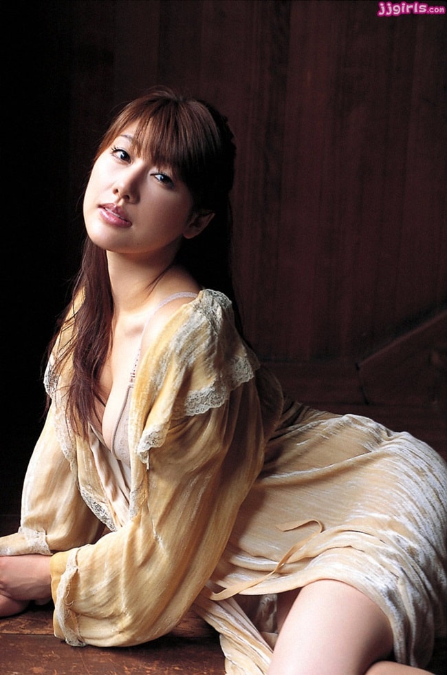 Yasu Megumi sinh năm 1981. Cô là một nữ diễn viên, ngôi sao truyền hình nổi tiếng tại Nhật Bản.