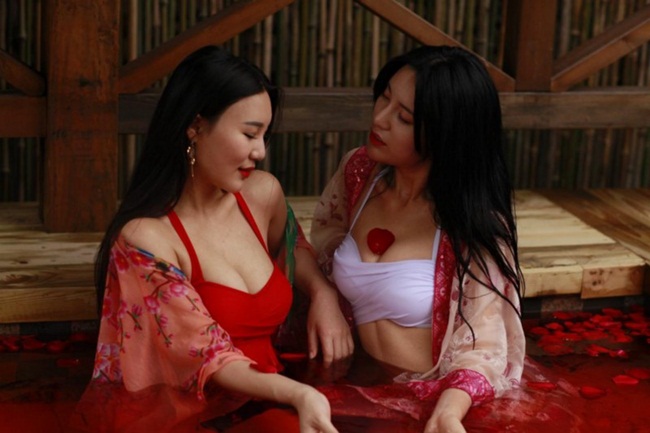 Trong không khí của lễ hội mùa xuân đang đến gần, mới đây, tại trường quay Hoành Điếm, Chiết Giang, Trung Quốc đã diễn ra cuộc thi mẫu ngực, thu hút đông đáo sự chú ý của dư luận. 