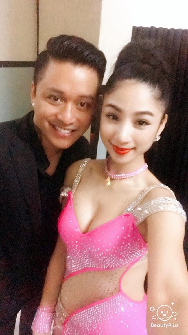 Cô nàng cùng các thành viên trong vũ đoàn biểu diễn tiết mục belly dance với những cú xoay hông gợi cảm.&nbsp;