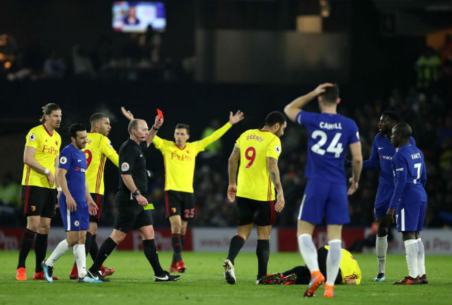 Trọng tài Ngoại hạng Anh lại gây bão, fan Chelsea coi là “gã hề” - 2