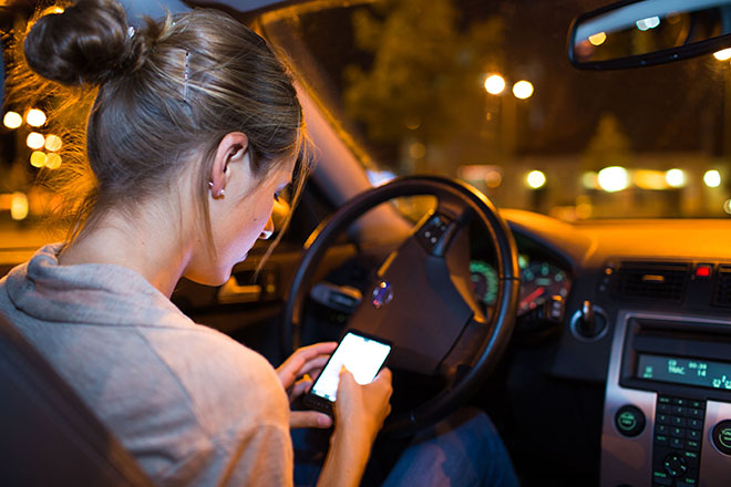 Pháp cấm lái xe sử dụng điện thoại ngay cả khi “tấp vào lề” - 1