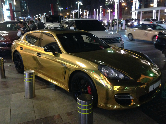 Bản thân chiếc Porsche Panamera đã quá đắt tiền, nhưng người Dubai còn nâng cấp thành phiên bảng phủ vàng
