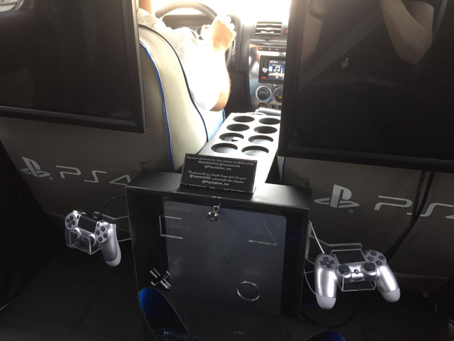 Máy chơi game play station 4 được lắp trên xe taxi