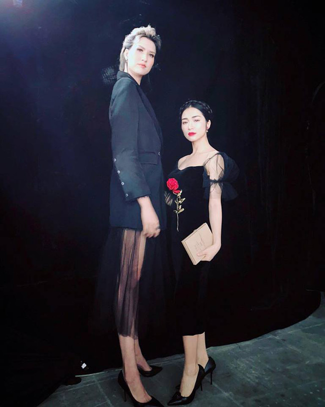 Mới đây nhất, Hòa Minzy đăng ảnh chụp cùng người mẫu Hồng Xuân kèm chú thích hóm hỉnh: "Đẳng cấp không nằm ở cao thấp nha Xuân ơi. Ở trên cao đó, mạng có khoẻ và không khí có khó thở quá không em?". 