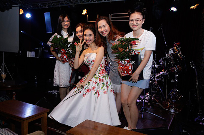 Chỉ có Hòa Minzy mới "dám" đem cả hoa dâm bụt đi tặng cho fan thế này.