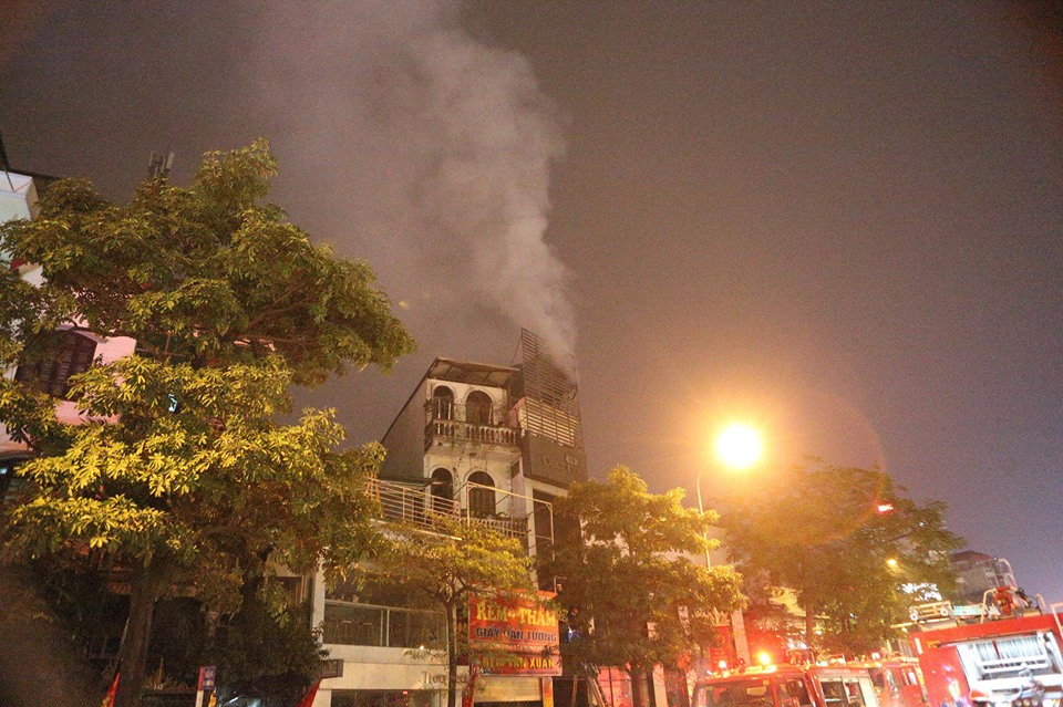 HN: Cháy lớn trên đường Trần Duy Hưng ngày giáp Tết, cả khu phố náo loạn - 1