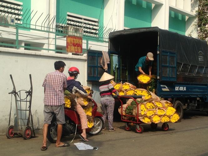 Đồ cúng ông Công, ông Táo ‘đắt như tôm tươi’ - 12