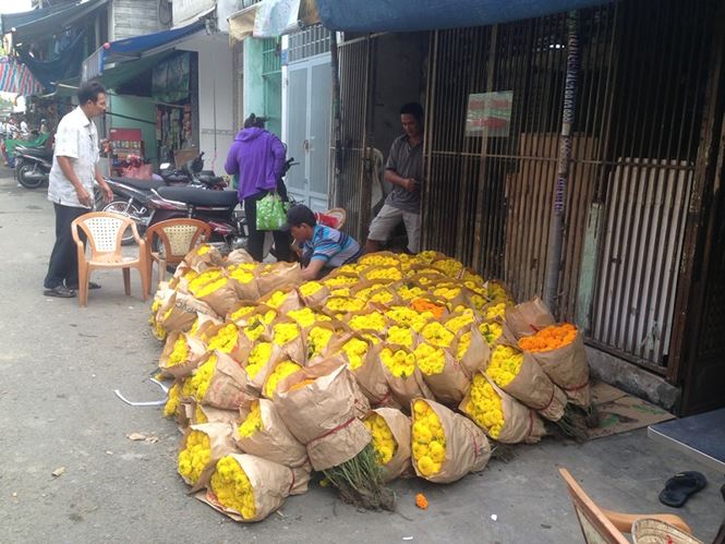 Đồ cúng ông Công, ông Táo ‘đắt như tôm tươi’ - 13