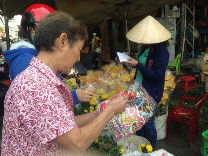 Đồ cúng ông Công, ông Táo ‘đắt như tôm tươi’ - 17