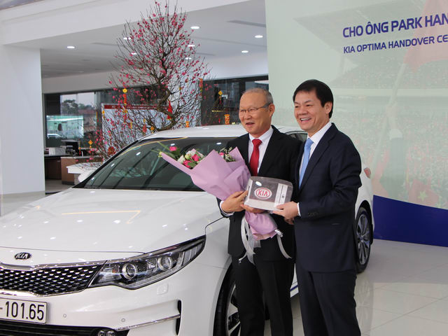 THACO tặng xe Kia Optima cho HLV Park Hang Seo - 1