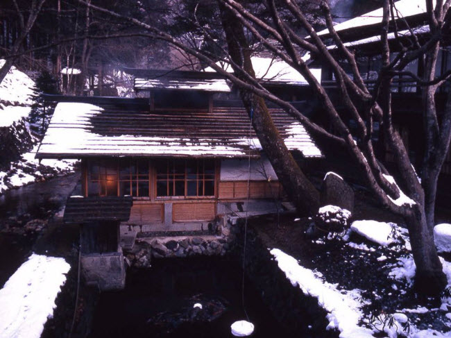 Hōshi Ryokan, Komatsu, Nhật Bản &#40;Năm 717&#41;: Khách sạn được xây dựng theo phong cách truyền thống Nhật Bản, với sàn tatami, giường futon và phục vụ các món ăn địa phương.