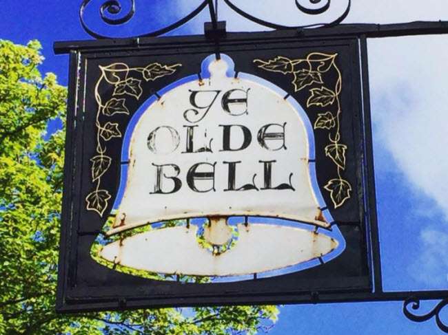 The Olde Bell, Berkshire, Anh (Năm 1135): Khách sạn 882 năm tuổi được sử dụng để phục vụ các quan khách quan trọng tới thăm khu vực xung quanh hay đi ngang qua nơi đây.