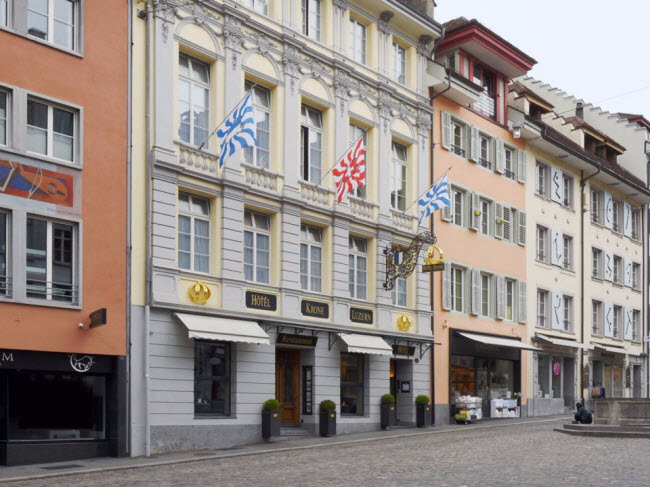 Hotel Krone, Solothurn, Thụy Sĩ &#40;Thế kỷ 15&#41;: Khách sạn từ thế kỷ thứ 15 có 31 phòng phục vụ du khách tới thăm thị trấn cổ Thun.