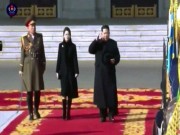 Thế giới - Lần đầu tiên vợ ông Kim Jong-un xuất hiện trong lễ duyệt binh