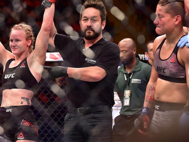 UFC: Thấy phụ nữ nguy hiểm tính mạng không cứu, trọng tài nhận ”mưa đòn”