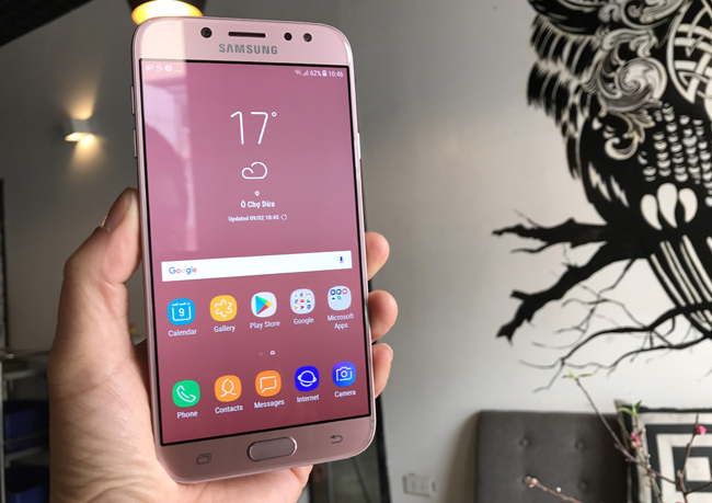 Galaxy J7 Pro sở hữu vẻ ngoài sang trọng mang đến lựa chọn mới cho giới trẻ với sắc hồng thời thượng. Màu mới cũng bổ sung thêm tính thẩm mỹ tổng thể cho thiết bị, lãng mạn dành cho người con gái.