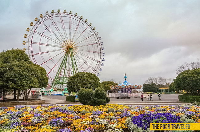 Du khách được khuyên rằng thời điểm tốt nhất để chứng kiến cảnh tượng long lanh của mùa hoa nở rộ là giữa tháng 4 đến đầu tháng 6. Giữa công viên là Flower Ring, một vòng quay khổng lồ với chiều cao lên tới 100 mét, đưa du khách lên cao để ngắm được toàn cảnh công viên.