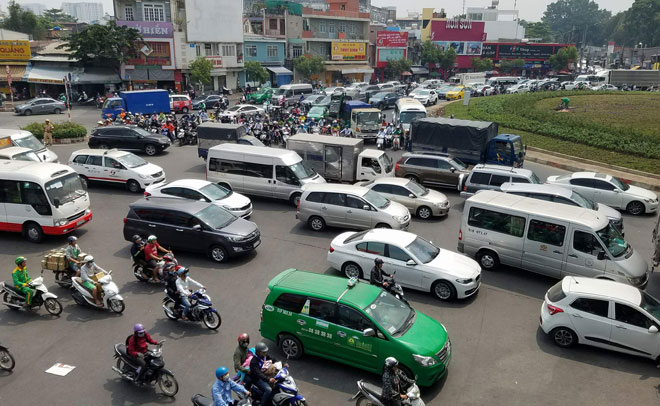 Ngàn người “hóa điên” ở cửa ngõ Tân Sơn Nhất chiều 25 Tết - 10