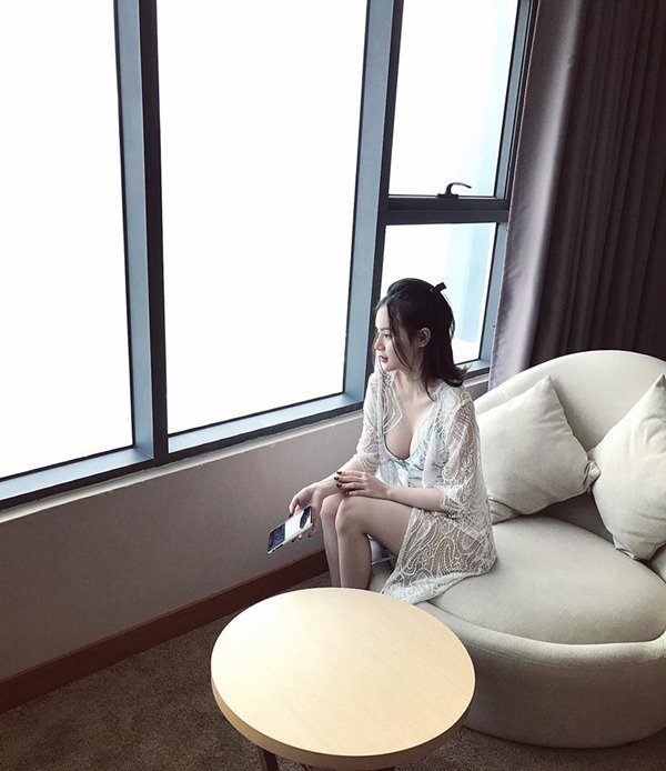 Nín thở với loạt váy áo ngủ trễ nải của em gái Angela Phương Trinh - 1