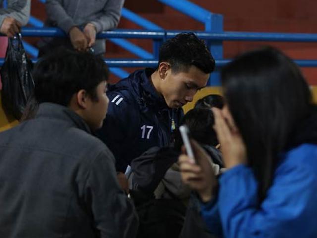 Tuyển thủ U23 Việt Nam bị fan nữ bủa vây ở Hàng Đẫy