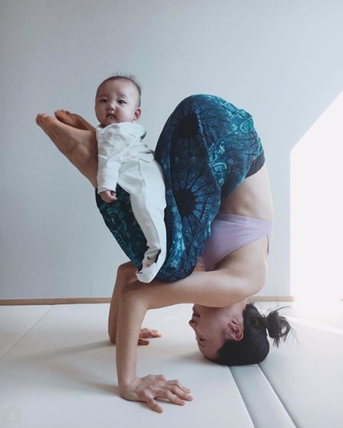 Ngưỡng mộ mẹ bỉm sữa vừa chăm con vừa tập yoga cực điêu luyện - 12