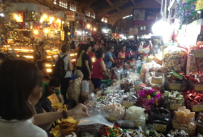 Bánh kẹo, mứt tết &#39;ba không&#39; đổ bộ chợ Sài Gòn - 1