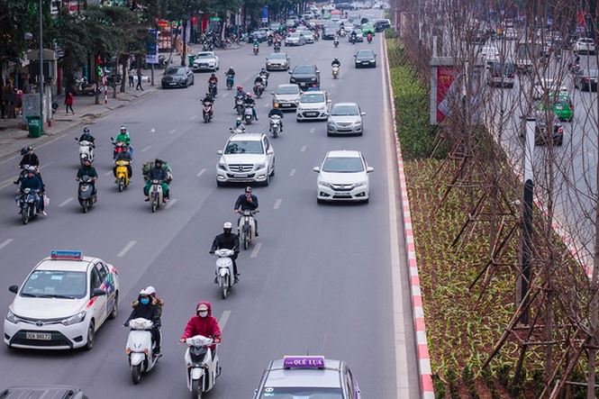 Hàng cây phong lá đỏ nảy lộc đón Tết giữa đường phố Thủ đô - 8