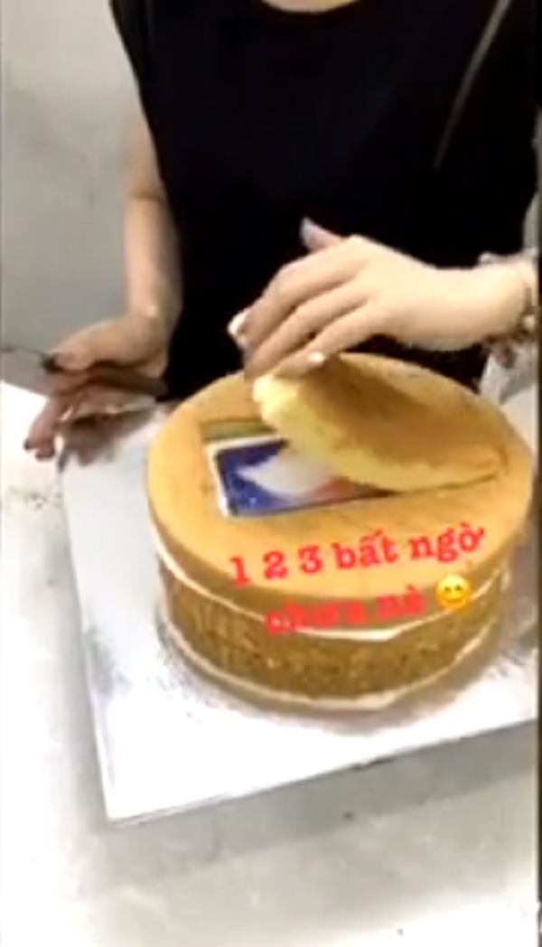Dân mạng TQ xôn xao clip cô gái Việt giấu iPhoneX trong bánh tặng bạn trai - 1