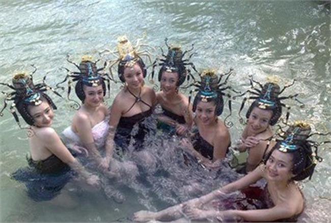 Sau này trong Tân Tây du ký 2008, cảnh 7 yêu nữ nhền nhện tắm suối bị xử lý mang tính khoe cơ thể, gây nên cái nhìn thiếu thiện cảm với người xem.