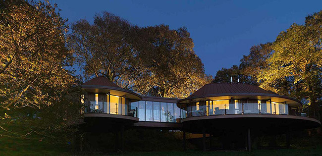 Nếu sang trọng là tiêu chí hàng đầu của bạn thì Chewton Glen Treehouses tại Anh sẽ là một lựa chọn tuyệt vời. Không nằm quá cao so với mặt đất, các vị khách nghỉ tại đây có thể chầm chậm thưởng thức một bữa sáng yên bình vừa ngắm quang cảnh từ những tán rừng xanh rì xung quanh.