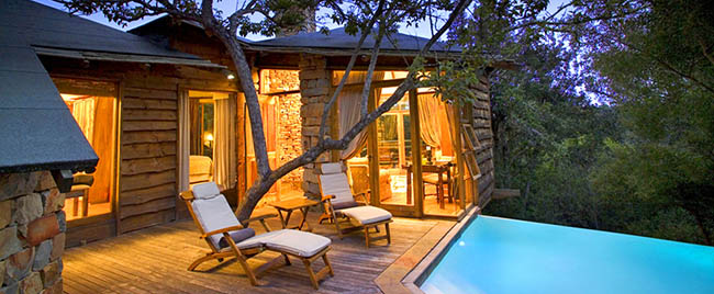 Khách sạn Salsa Treetop Lodge sang trọng nằm giữa thị trấn ven biển Knysna và vịnh Plettenberg thuộc Nam Phi, với nội thất mộc mạc, spa, bể bơi vô cực và nhà hàng cũng nằm trên cây.