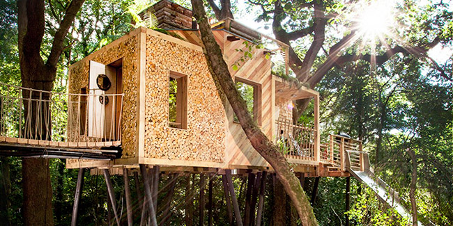 Ngôi nhà cây có tên Woodsman’s Treehouse thân thiện với thiên nhiên này được tạo thành từ các vật liệu trong vùng, không gây bất cứ thiệt hại nào cho phiến rừng xung quanh.