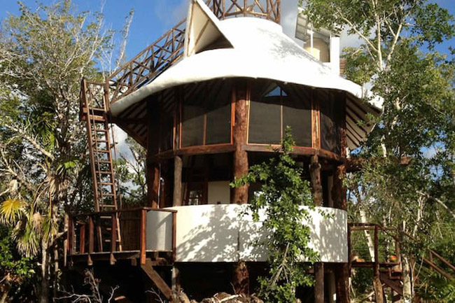 Ẩn mình dưới những tán cọ, Tulum Treehouse nằm bên bờ biển Mexico tuyệt đẹp là một tổ hợp giữa thiết kế thân thiện với môi trường và nội thất sang trọng hiện đại.