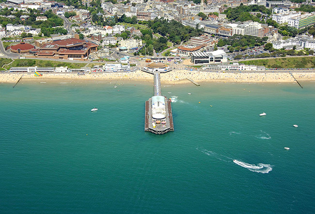 Bãi biển Bournemouth từng được bình chọn là bãi biển đẹp nhất tại Anh, và đẹp thứ tư Châu Âu.