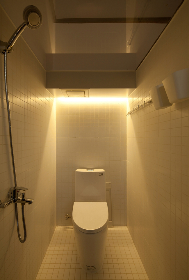 Phòng tắm ở phía bên trái “buồng riêng tư”.
