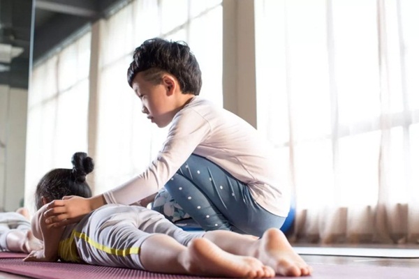 Cậu nhóc tự kỷ 7 tuổi kiếm hàng trăm triệu nhờ dạy yoga - 1