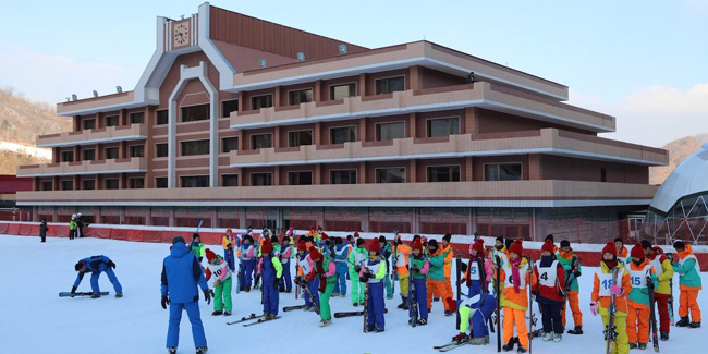 Trẻ em đang khởi động cho lớp  tập trượt tuyết bên ngoài tòa khách sạn chính của khu  resort.