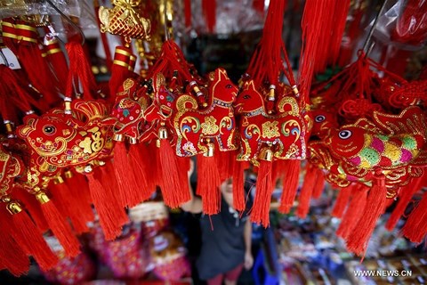 Rực rỡ sắc đỏ Tết Nguyên đán tại làng nghề Trung Quốc - 1