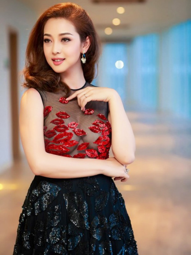 Hoa hậu Jennifer Phạm khoe dáng vóc đẹp sau sinh con thứ 3 trong trang phục xuyên thấu. 