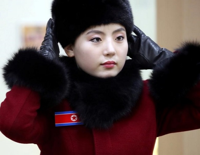 Đội cổ vũ tham dự Thế vận hội năm nay bao gồm 230 người, đều là những thành viên nữ ưu tú được tuyển chọn gắt gao. Trong ảnh là một nữ thành viên soi gương khi di chuyển đến Pyeongchang, Hàn Quốc ngày 7.2.