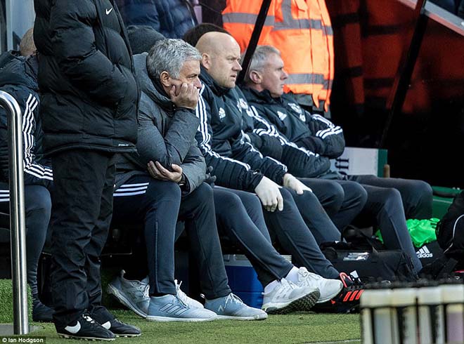 MU đánh mất bản lĩnh: Kém ngược dòng, Mourinho thua xa Sir Alex - 2