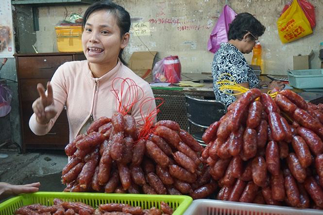 Khách đến chợ khá thoải mái xem, mua hàng. Các gian hàng niêm yết giá rõ và không chặt chém khách.&nbsp;
