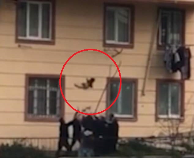 Bé trai Thổ Nhĩ Kỳ rơi từ nhà tầng xuống đất, hàng xóm đứng đỡ - 1