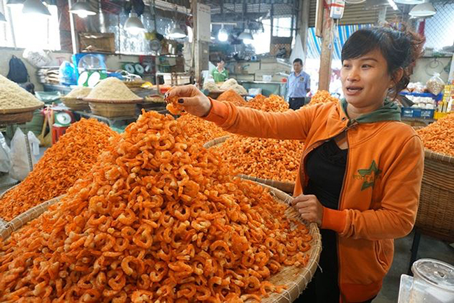 Chị Trần Thị Thanh Duy – chủ vựa Tư Thâu (K1-065) vui vẻ: “Hàng hóa của chúng tôi đãm bảo vệ sinh an toàn thực phẩm. Mùa tết, không chỉ có bạn hàng đến lấy khô về bán mà còn rất nhiều khách lẻ đến mua làm quà tặng, nhiều du khách là người nước ngoài, Việt kiều về nước cũng đến đây đóng hàng làm quà biếu tặng hoặc để ăn dần”.
