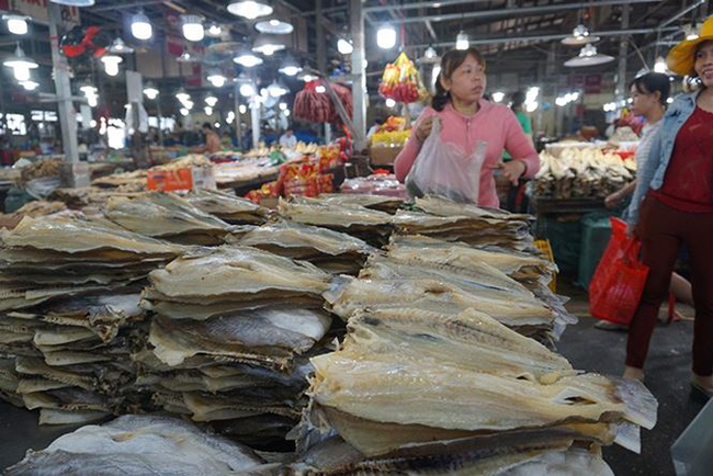 Ông Trương Văn Út – Quản lý Ban điều hành nhà lồng K chuyên thủy hải sản khô chợ Bình Điền chia sẻ: “Các sản phẩm rất hợp vệ sinh và nguồn gốc thu mua được Ban quản lý chợ quản lý chặt. Hầu hết các tiểu thương ở chợ lẻ đều đổ về chợ khô này để mua hàng về bán. Giá khô ở đây rẻ nhất thành phố, toàn là các đại lý lớn phân phối nên cũng yên tâm về chất lượng”.
